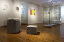 Christelle Familiari, Carmelo Arden Quin, Ernest T et Ron Haselden dans la salle Pierre Logé. Exposition: Hotel Particulier. Comissaires: Anabelle Hulaut & David Michael Clarke. Musée d'art et d'Histoire. Château-Gontier. 2005. Photo: Marc Domage.