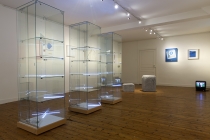 Ron Haselden, Christelle Familiari et Collectif EDS dans la salle Pierre Logé. Exposition: Hotel Particulier. Comissaires: Anabelle Hulaut & David Michael Clarke. Musée d'art et d'Histoire. Château-Gontier. 2005. Photo: Marc Domage.