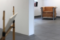 David Michael Clarke. Salon LC2 All-Weather (après Le Corbusier).2015. Michel Aubry. Mise en musique de la chaise droite de Gerrit Rietveld,1924 - 2000. Vue de l'exposition. Maison Modèle. Collection FRAC Normandie Caen. Radar, Bayeux. 2017. @ David Michael Clarke
