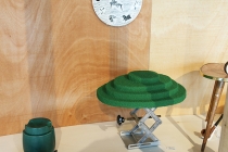 Oeuvres de Christelle Familliari et Anabelle Hulaut. Vue de l'exposition collective, "Madame Orain et la mogette magique". La Cuisine centre d'art, Nègrepelisse. 2017. Photo Hervé Beurel. © Les artists & David Michael Clarke ADAGP.