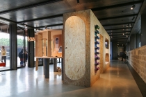 Vue de l'exposition collective, "Madame Orain et la mogette magique". La Cuisine centre d'art, Nègrepelisse. 2017. Photo Hervé Beurel. © Les artists & David Michael Clarke ADAGP.