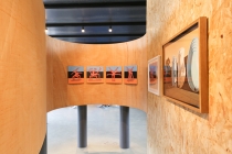 Oeuvres de Guillaume Pinard, Babeth Rambault et Yohann Gozard. Vue de l'exposition collective, "Madame Orain et la mogette magique". La Cuisine centre d'art, Nègrepelisse. 2017. Photo Hervé Beurel. © Les artists & David Michael Clarke ADAGP.