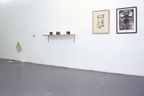 Vue de l'exposition, Multiples #05. Exposition collective. Galerie RDV, Nantes. 2014. Photo : Léa Cotart-Blanco.