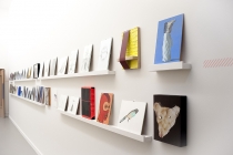 Recto-Verso. Exposition collective & vente aux enchères « à l’aveugle » au profit du Secours populaire français. Organisée par AMAC à la Fondation Louis Vuitton, Paris, 2015. Photo: Bernard Nicolau-Bergeret.