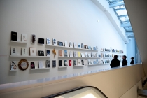 Recto-Verso. Exposition collective & vente aux enchères « à l’aveugle » au profit du Secours populaire français. Organisée par AMAC à la Fondation Louis Vuitton, Paris, 2015. Photo: Bernard Nicolau-Bergeret.