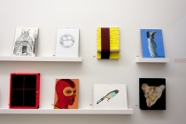 Recto-Verso. Exposition collective & vente aux enchères « à l’aveugle » au profit du Secours populaire français. Organisée par AMAC à la Fondation Louis Vuitton, Paris, 2015. Photo: Bernard Nicolau-Bergeret.