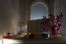 L'arbre rouge dans l'exposition, Outide-In. Wooden Tree. Outside-In. La Chapelle du Genêteil. 2015.