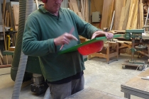 La construction du fauteuil «Rietveld Montauban» en 2014. Avec Jean-Luc Rault. Ateliers d'Itinéraires Bis, Saint-Brieuc.