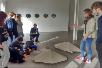 Visite du Frac Normandie Caen. Dans le cadre d'une résidence artistique organisé par le FRAC Normandie Caen au Collège Sainte Thérèse à Saint-Pierre-en-Auge. 2017.