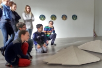 Visite du Frac Normandie Caen. Dans le cadre d'une résidence artistique organisé par le FRAC Normandie Caen au Collège Sainte Thérèse à Saint-Pierre-en-Auge. 2017.