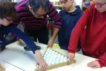 Enseigner & apprendre. Réalisation des sculptures à partir des balles de golf récupérées. Dans le cadre d'une résidence artistique organisé par le Frac Normandie Caen au Collège Sainte Thérèse à Saint-Pierre-en-Auge. 2017.