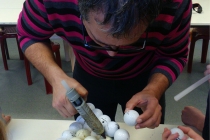 Enseigner & apprendre. Réalisation des sculptures à partir des balles de golf récupérées. Dans le cadre d'une résidence artistique organisé par le Frac Normandie Caen au Collège Sainte Thérèse à Saint-Pierre-en-Auge. 2017.