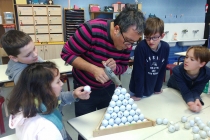 Enseigner & apprendre. Réalisation des sculptures à partir des balles de golf récupérées. Dans le cadre d'une résidence artistique organisé par le Frac Normandie Caen au Collège Sainte Thérèse à Saint-Pierre-en-Auge. 2017.