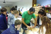 Enseigner & apprendre. Réalisation des sculptures à partir des balles de golf récupérées. Dans le cadre d'une résidence artistique organisé par le Frac Normandie Caen au Collège Sainte Thérèse à Saint-Pierre-en-Auge. 2017.