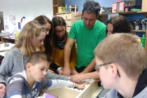 Enseigner & apprendre. Réalisation des sculptures à partir des balles de golf récupérées. Dans le cadre d'une résidence artistique organisé par le Frac Normandie Caen au Collège Sainte Thérèse à Saint-Pierre-en-Auge. 2017.
