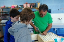 Enseigner & apprendre. Réalisation des sculptures à partir des balles de golf récupérées. Dans le cadre d'une résidence artistique organisé par le Frac Normandie Caen au Collège Sainte Thérèse à Saint-Pierre-en-Auge. 2017.