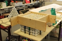 Enseigner & apprendre. Réalisation des sculptures à partir des balles de golf récupérées. Dans le cadre d'une résidence artistique organisé par le Frac Normandie Caen au Collège Sainte Thérèse à Saint-Pierre-en-Auge. 2017.