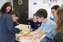 Enseigner & apprendre. Réalisation des sculptures à partir des balles de golf récupérées. Dans le cadre d'une résidence artistique organisé par le Frac Normandie Caen au Collège Sainte Thérèse à Saint-Pierre-en-Auge. 2017.