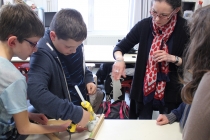 Enseigner & apprendre. Réalisation des sculptures à partir des balles de golf récupérées. Dans le cadre d'une résidence artistique organisé par le Frac Normandie Caen au Collège Sainte Thérèse à Saint-Pierre-en-Auge. 2017.