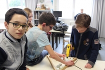 Enseigner & apprendre. Réalisation des sculptures à partir des balles de golf récupérées. Dans le cadre d'une résidence artistique organisé par le Frac Normandie Caen au Collège Sainte Thérèse à Saint-Pierre-en-Auge. 2017.