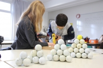 Enseigner & apprendre. Réalisation des sculptures à partir des balles de golf récupérées. Dans le cadre d'une résidence artistique organisé par le Frac Normandie Caen au Collège Sainte Thérèse à Saint-Pierre-en-Auge. 2017.