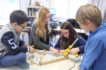 Enseigner & apprendre. Réalisation des sculptures à partir des balles de golf récupérées. Dans le cadre d'une résidence artistique organisé par le Frac Normandie Caen au Collège Sainte Thérèse à Saint-Pierre-en-Auge. 2017.