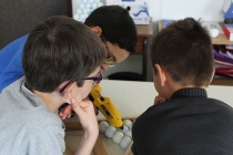 Enseigner & apprendre. Réalisation des sculptures à partir des balles de golf récupérées. Dans le cadre d'une résidence artistique organisé par le Frac Normandie Caen au Collège Sainte Thérèse à Saint-Pierre-en-Auge. 2017.
