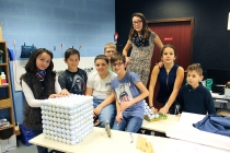 Enseigner & apprendre. Réalisation des sculptures à partir des balles de golf récupérées. Dans le cadre d'une résidence artistique organisé par le Frac Normandie Caen au Collège Sainte Thérèse à Saint-Pierre-en-Auge. 2017.