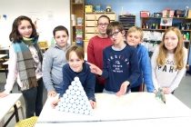 Enseigner & apprendre. Réalisation des sculptures à partir des balles de golf récupérées. Dans le cadre d'une résidence artistique organisé par le Frac Normandie Caen au Collège Sainte Thérèse à Saint-Pierre-en-Auge. 2017.