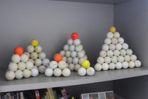Enseigner & apprendre. Réalisation des sculptures à partir des balles de golf récupérées. Dans le cadre d'une résidence artistique organisé par le Frac Normandie Caen au Collège Sainte Thérèse à Saint-Pierre-en-Auge. 2017.