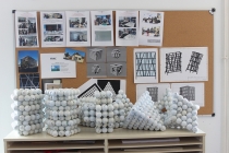 Enseigner & apprendre. Réalisation des sculptures à partir des balles de golf récupérées. Dans le cadre d'une résidence artistique organisé par le Frac Normandie Caen au Collège Sainte Thérèse à Saint-Pierre-en-Auge. 2017.