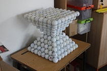 Enseigner & apprendre. Réalisation des sculptures à partir des balles de golf récupérées. Dans le cadre d'une résidence artistique organisé par le Frac Normandie Caen au Collège Sainte Thérèse à Saint-Pierre-en-Auge. 2017.