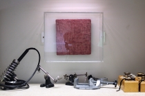 Dominique Figarella - Sans titre (chewing gum). Dans l'exposition, Placard-Placard. Dans le cadre d'une résidence artistique organisé par le Frac Normandie Caen au Collège Sainte Thérèse à Saint-Pierre-en-Auge. 2017.