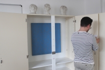 Installation de l'exposition, Placard-Placard. Dans le cadre d'une résidence artistique organisé par le Frac Normandie Caen au Collège Sainte Thérèse à Saint-Pierre-en-Auge. 2017.