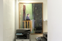 Philippe Ramette - Balcon. Dans l'exposition, Placard-Placard. Dans le cadre d'une résidence artistique organisé par le FRAC Normandie Caen au Collège Sainte Thérèse à Saint-Pierre-sur-Dives. 2017.