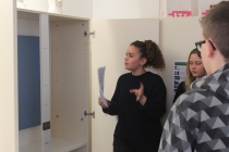 Kenza, élève de 3ème, explique à ses camarades la présence d'une oeuvre de François Morellet dans l'armoire de Mme Pélan. Exposition, Placard-Placard. Dans le cadre d'une résidence artistique organisé par le Frac Normandie Caen au Collège Sainte Thérèse à Saint-Pierre-en-Auge. 2017.