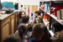 Emeline, élève de 3ème, explique à ses camarades la présence d'une oeuvre de Gilles Mahé dans le placard au fond de l'atelier techno. Exposition, Placard-Placard. Dans le cadre d'une résidence artistique organisé par le Frac Normandie Caen au Collège Sainte Thérèse à Saint-Pierre-en-Auge. 2017.