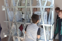 David Michael Clarke - Balade pour Rudy et Gilles. Sculpture réalisalée dans le cadre d'une résidence artistique organisé par le Frac Normandie Caen au Collège Sainte Thérèse à Saint-Pierre-en-Auge. 2017.