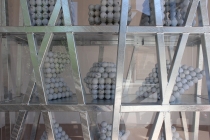David Michael Clarke - Balade pour Rudy et Gilles. Sculpture réalisalée dans le cadre d'une résidence artistique organisé par le Frac Normandie Caen au Collège Sainte Thérèse à Saint-Pierre-en-Auge. 2017.