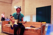 Shipsides & Beggs. Song writing session. Dans l'exposition, Outside-In. Château-Gontier. 2015.