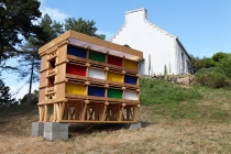 David Michael Clarke. Unité d'Habitation pour 24 lapins. Flying Black Cow Utopia Club. Galerie du Dourven. 2014. Photo : Hervé Beurel.