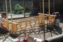 L'installation de l'unité d'Habitation pour 24 Lapins dans la ferme pédagogique de l'école Pierre & Maire Curie. Mayenne. 2015.