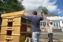 L'installation de l'unité d'Habitation pour 24 Lapins dans la ferme pédagogique de l'école Pierre & Maire Curie. Mayenne. 2015.