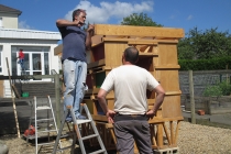 L'installation de l'unité d'Habitation pour 24 Lapins dans la ferme pédagogique de l'école Pierre & Maire Curie. Mayenne. 2015.