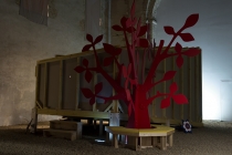 L'arbre rouge dans l'exposition, Outide-In. Wooden Tree. Outside-In. La Chapelle du Genêteil. 2015.